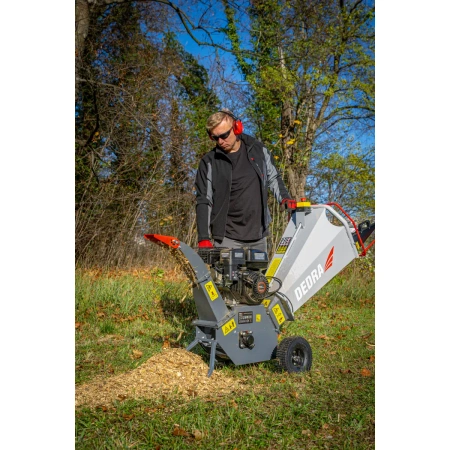 Benzínový drtič větví DEDRA DED8684, motor LONCIN 5,5 HP, průměr řezu 10 cm