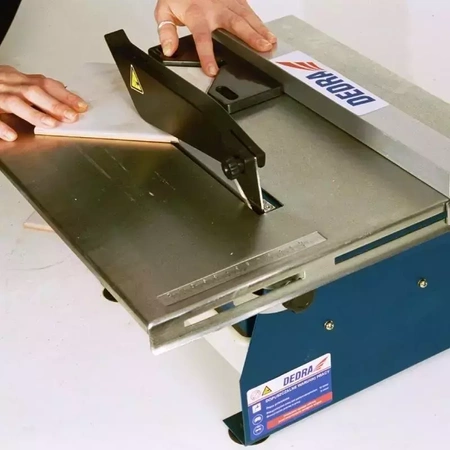 Stroj za rezanje ploščic, namizni DEDRA DED7711 moč 650 W, rezilo 180 mm
