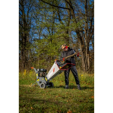 Gas-powered branch shredder DEDRA DED8684, LONCIN 5.5 HP engine, cutting diameter 10 cm