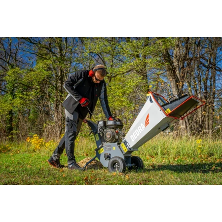 Benzínový drvič vetiev DEDRA DED8684, motor LONCIN 5,5 HP, priemer rezu 10 cm