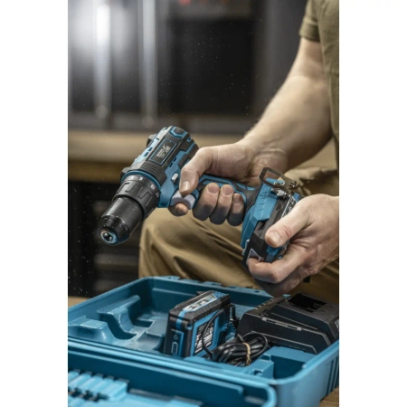 Set de unelte în valiză DEDRA SAS+ALL DED7030A02, șurubelniță cu acumulator, două baterii de 2Ah, încărcător, 9 accesorii