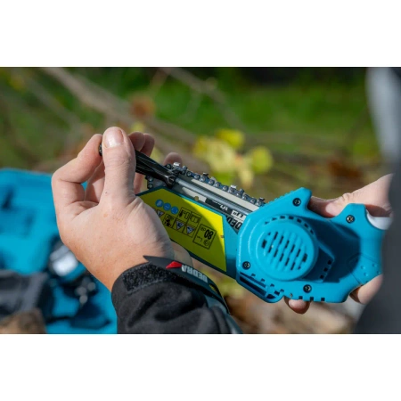 Градински комплект в куфар: мини верижен трион, батерия 2Ah и зарядно устройство DEDRA DED7030A11 - DED6984+DED7032+DED7038 куфар