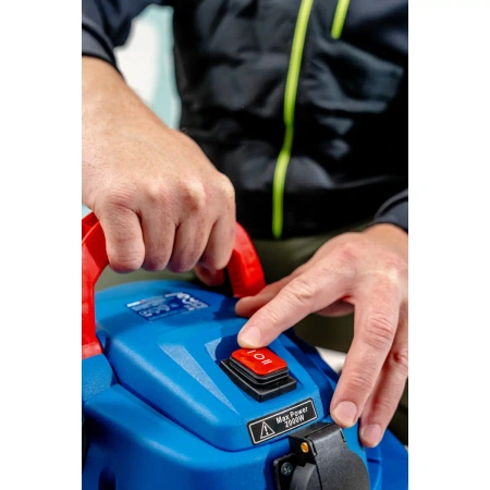 Vysavač s mechanickým třepačem pro suché/mokré čištění DEDRA DED6615, 1600W, nádoba 30 l, teleskopická kovová trubka